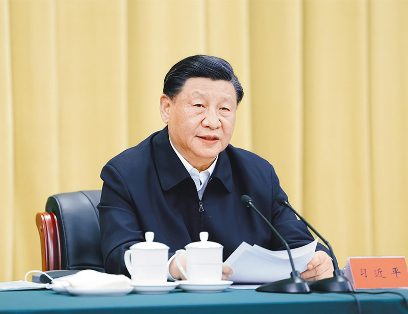 桌子前坐着穿西装的男人 AI 生成的内容可能不正确。